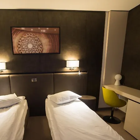 מלון Lux Divina 3*